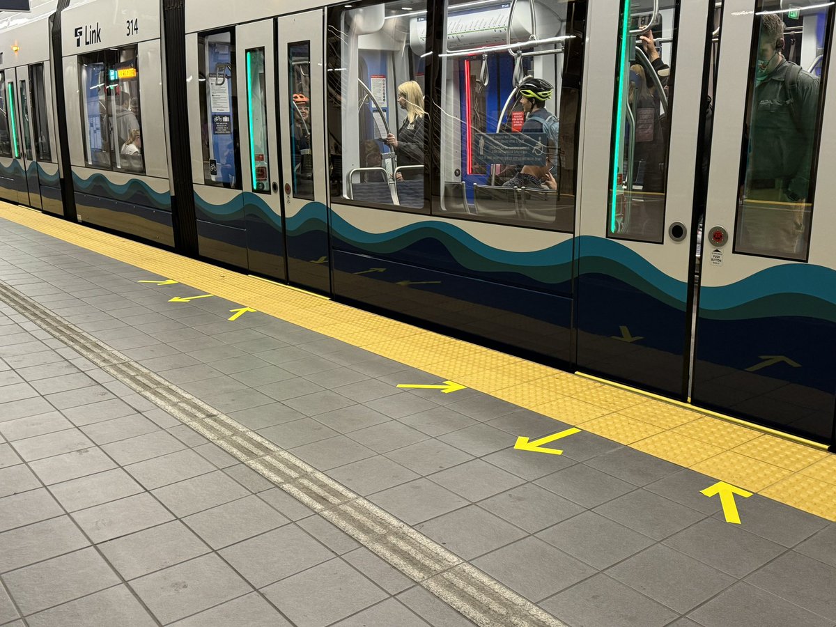 <a href="/SoundTransit/">Sound Transit - 🚆 🚈 🚍</a> loving these boarding position indicator arrows! can we get them at all stations?