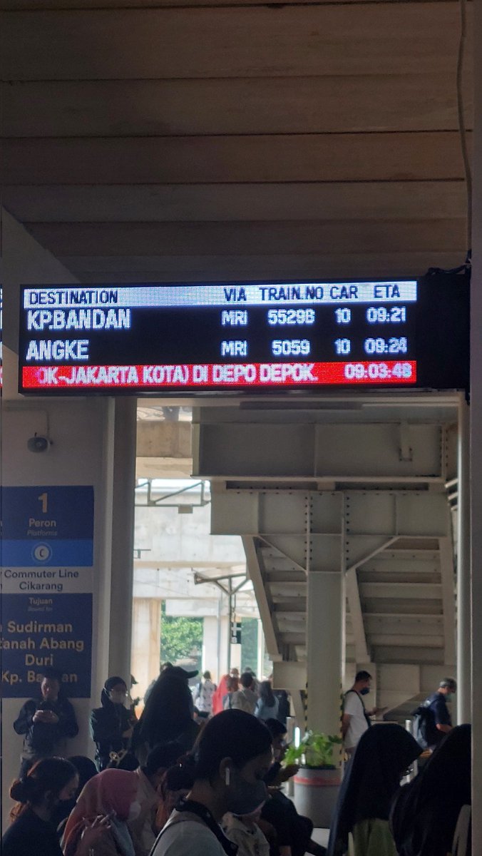 idmf21's tweet photo. Yang bener aja anjing 8.55 sampe terus mesti nunggu sampe 9.21 @CommuterLine https://t.co/1FugAcHCXP