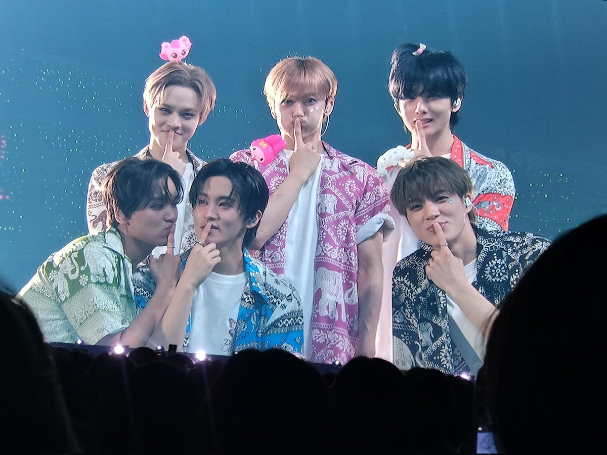 เพิ่งรู้ว่าเสื้อช้างมีชื่อแต่ละตัวด้วย ของเจโน่ช้างโซ่ดำ แจมินช้างโซ่ชมพู แฮชานช้างดอกไม้ชาเขียว พี่มาร์คช้างตาหวานสีฟ้า เฉินเล่อช้างโซ่ขาวน้ำตาล จีซองช้างตาหวานส้ม เอ้นดู55555555 พิกัดในช้อปปี้เลยทุกคน ราคาดี