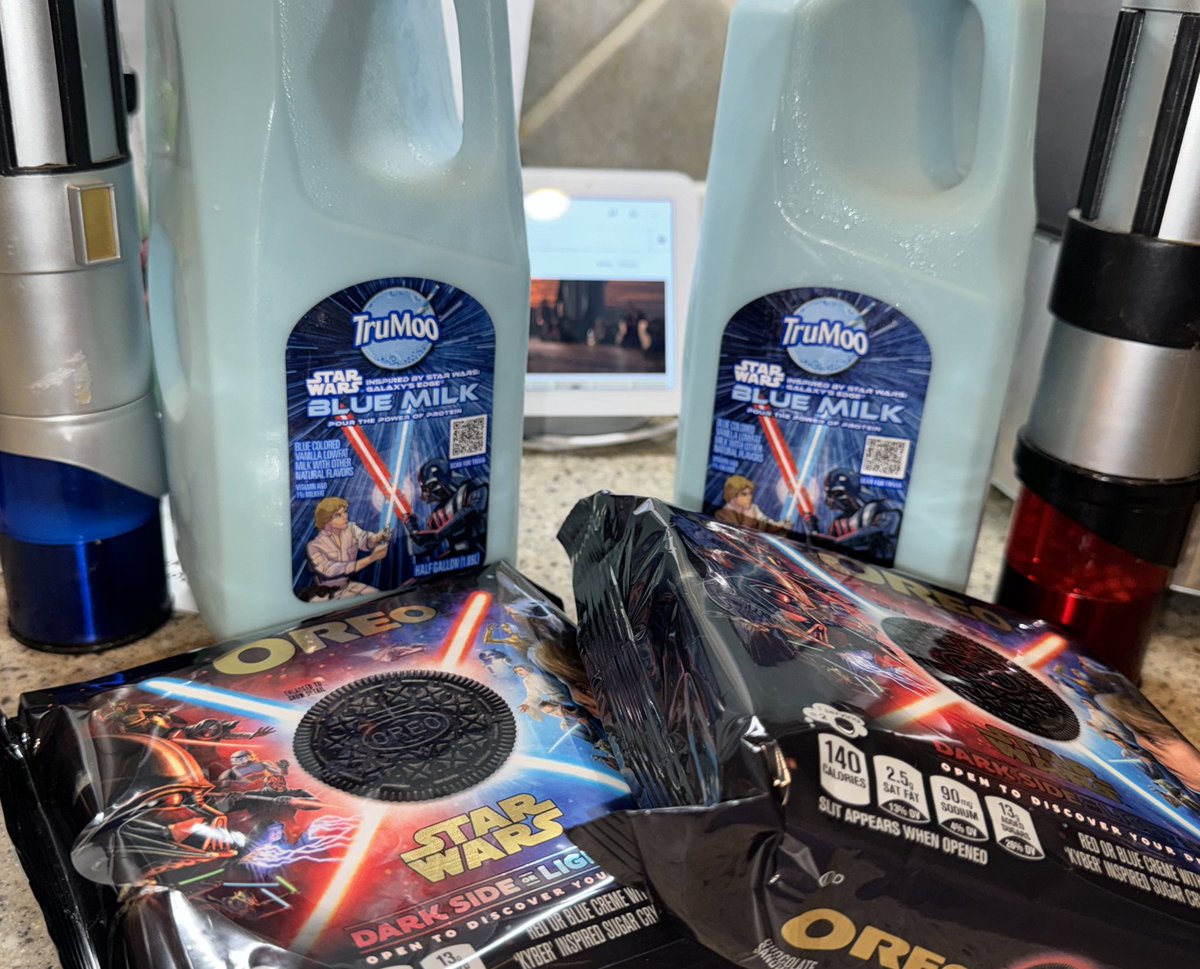 BasherKim's tweet image. Look what I found locally!!! Yes!!! #starwars #trumoobluemilk #starwarsoreos #starwarsnerd