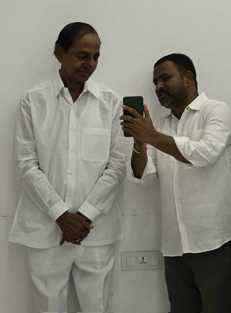 VallamallaK's tweet photo. 🔷తెలంగాణ తొలి ముఖ్యమంత్రి కల్వకుంట్ల చంద్రశేఖర రావు గారి ని జనగామ ఎమ్మెల్���ే పల్లా రాజేశ్వర్ రెడ్డి గారితో కలిసిన సందర్భంగా💪💪💪💪 https://t.co/9gcOLZubkj