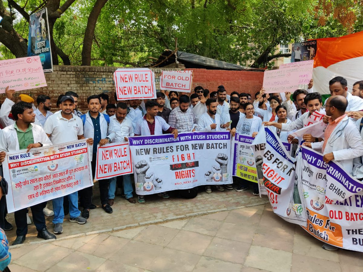 Reshu0309's tweet photo. All India ayush students protest against next exam  at jantar mantar delhi on 24th june
We wants justice it's should be implemented from new batches not old batche.
@PMOIndia
@mpprataprao
@ncism_india
@ForHomeopathy
@rashtrapatibhvn
@ABVPDelhi
@Architguptajii
#nextfornewsession https://t.co/aCCXZyUF1V