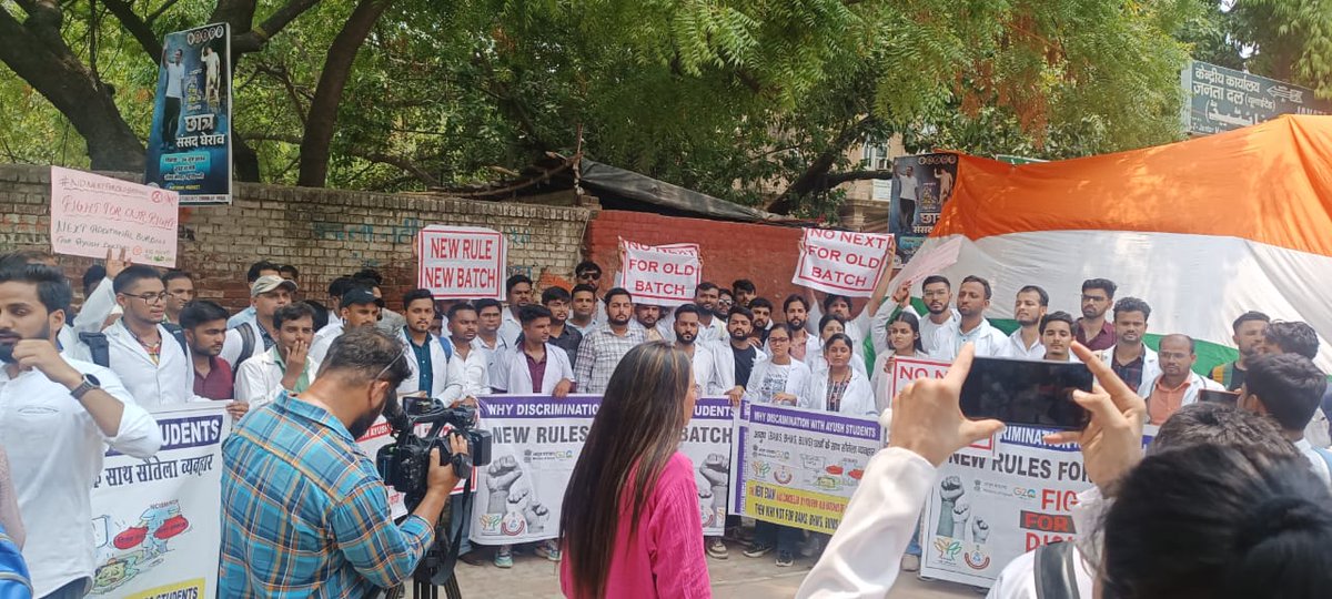 Reshu0309's tweet photo. All India ayush students protest against next exam  at jantar mantar delhi on 24th june
We wants justice it's should be implemented from new batches not old batche.
@PMOIndia
@mpprataprao
@ncism_india
@ForHomeopathy
@rashtrapatibhvn
@ABVPDelhi
@Architguptajii
#nextfornewsession https://t.co/aCCXZyUF1V