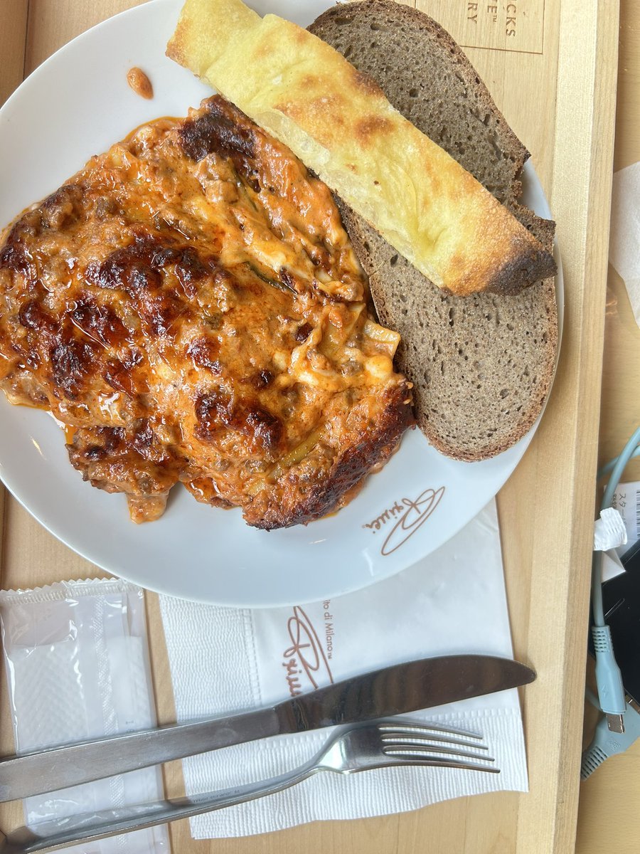 orca_in_solachi's tweet photo. ランチなう🤭
#ラザニア #サラダ2種 #starbucksreserveroasterytokyo #starbucks #reserveroastery #roasterytokyo https://t.co/CxsHrMbYYy