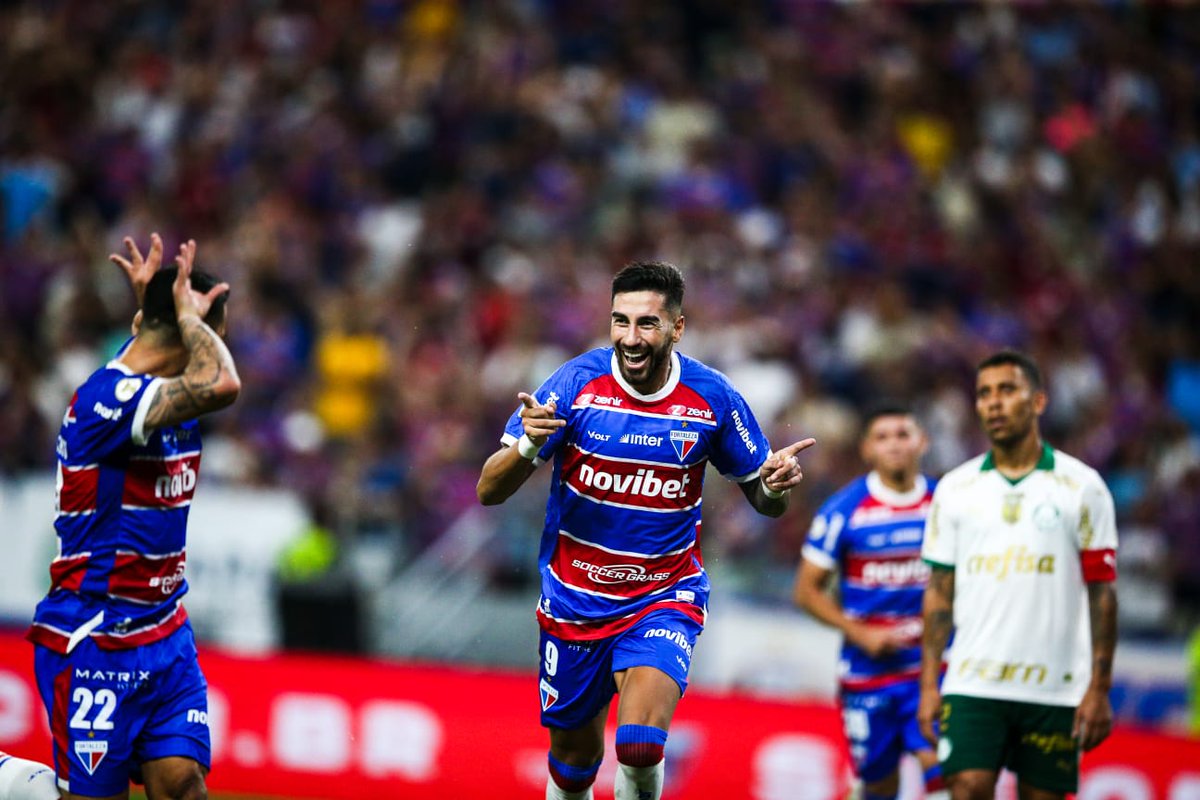 andrealmeidac's tweet photo. 🇫🇷Que vitória GIGANTESCA do Fortaleza por 3 a 0 sobre o Palmeiras.

O placar, por si só, já é expressivo. Mais que isso, a maneira como ele foi construído dá uma dimensão maior ainda.

Grande atuação do Tricolor. Foi absoluto e venceu com autoridade!

📸 @ThiagoGadelh https://t.co/Tms48XCtQ0