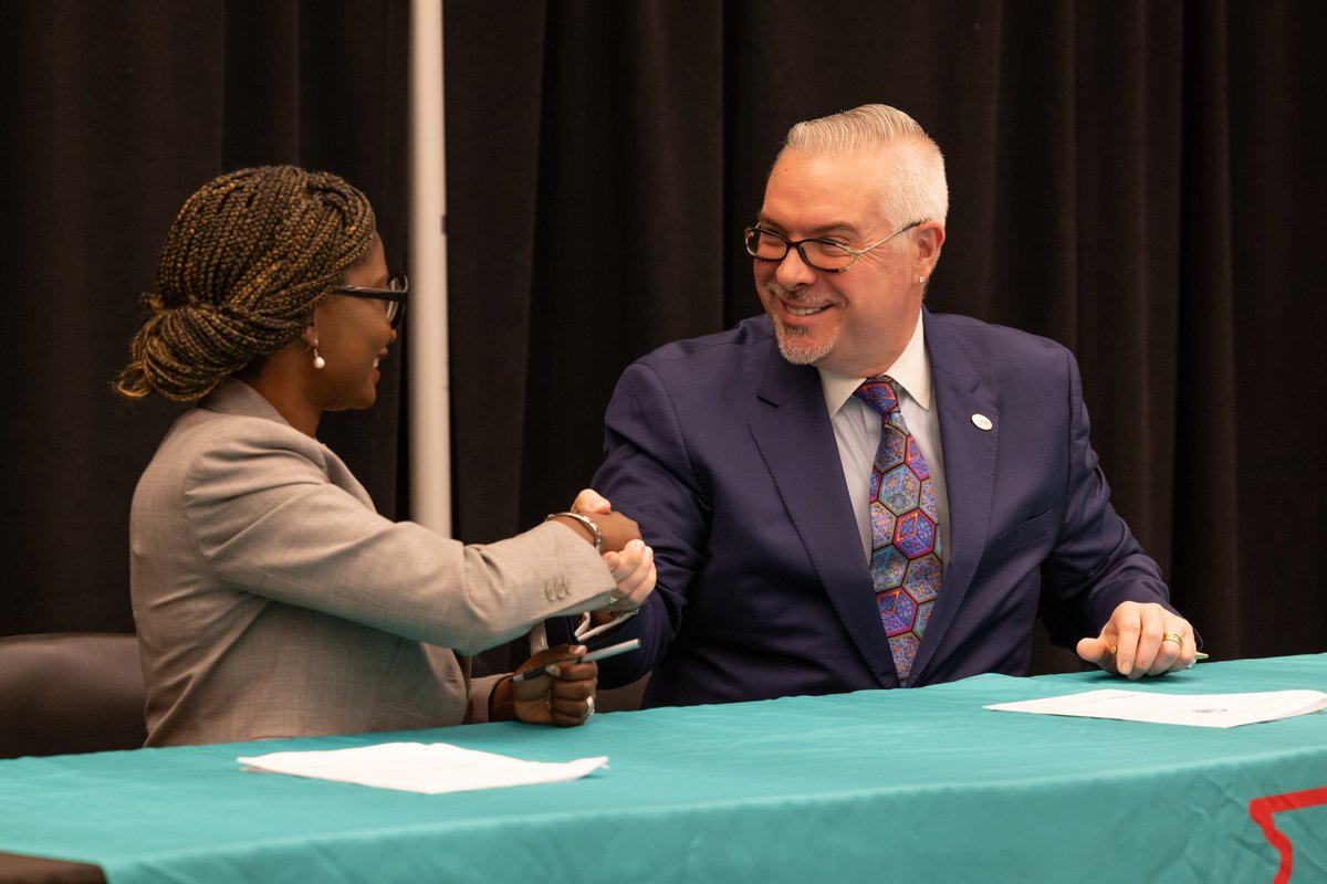 ChiPublicHealth's tweet image. Today, CDPH Commissioner Dr. Simbo Ige and Gov. Pritzker were among those who launched the HIV Getting to Zero IL Plan 2.0. Together, they recommitted to ending the HIV epidemic in IL by 2030, and Dr. Ige signed the Paris Declaration 4.0. #GTZIL2030 #EndHIV #CDPH
