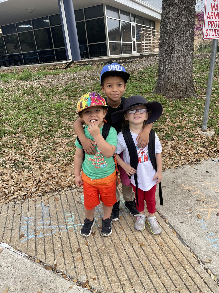 breezyungin's tweet photo. Hat day with cousins 🧢👒 https://t.co/mSugblIHE1