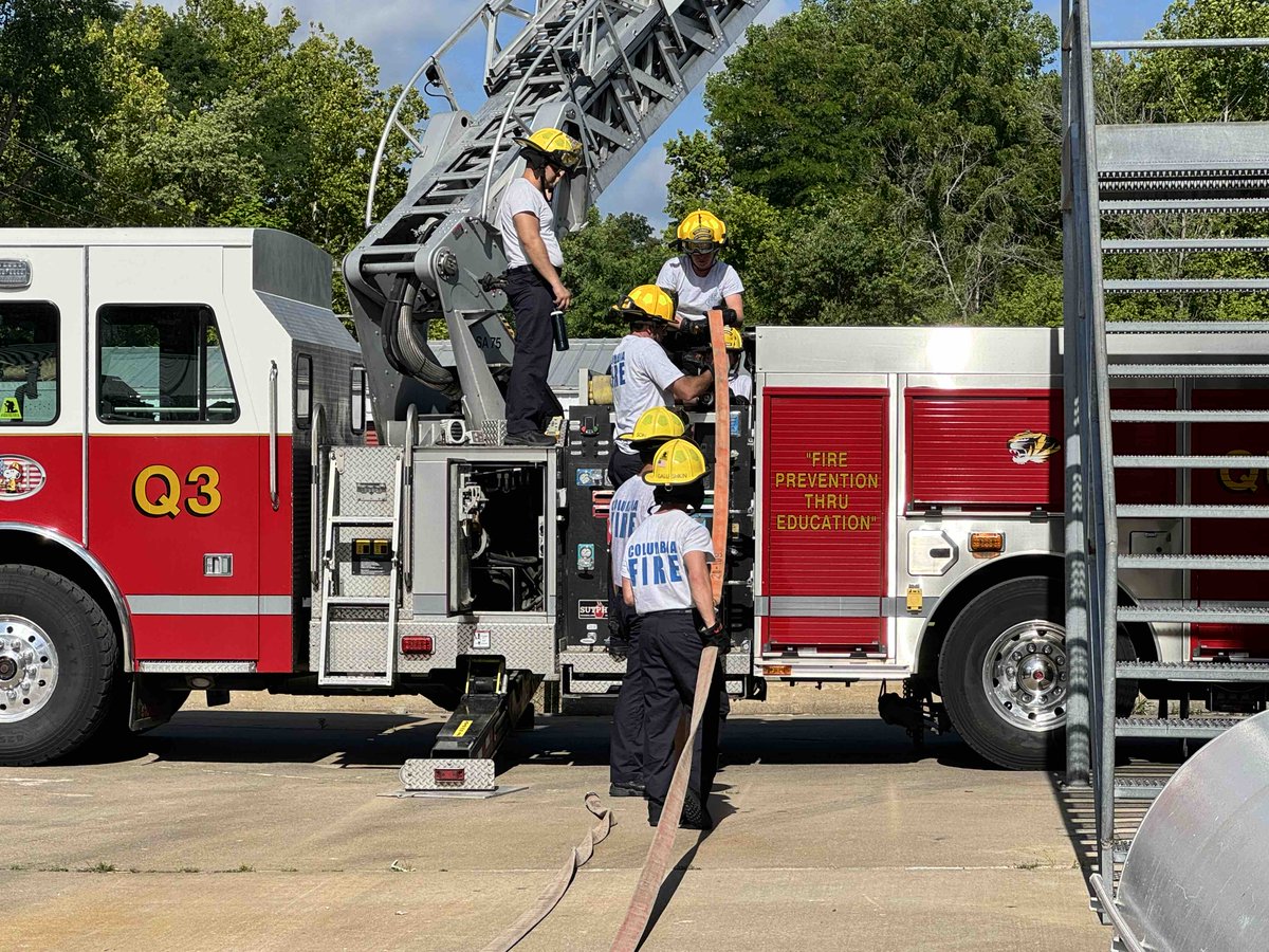 Columbia_Fire's tweet photo. Our current recruit class has been training hard the last few weeks preparing to serve Columbia. 🚒

If you're interested in learning more, check out our website at https://t.co/rVhA28CwIV! https://t.co/cJx2YViCci