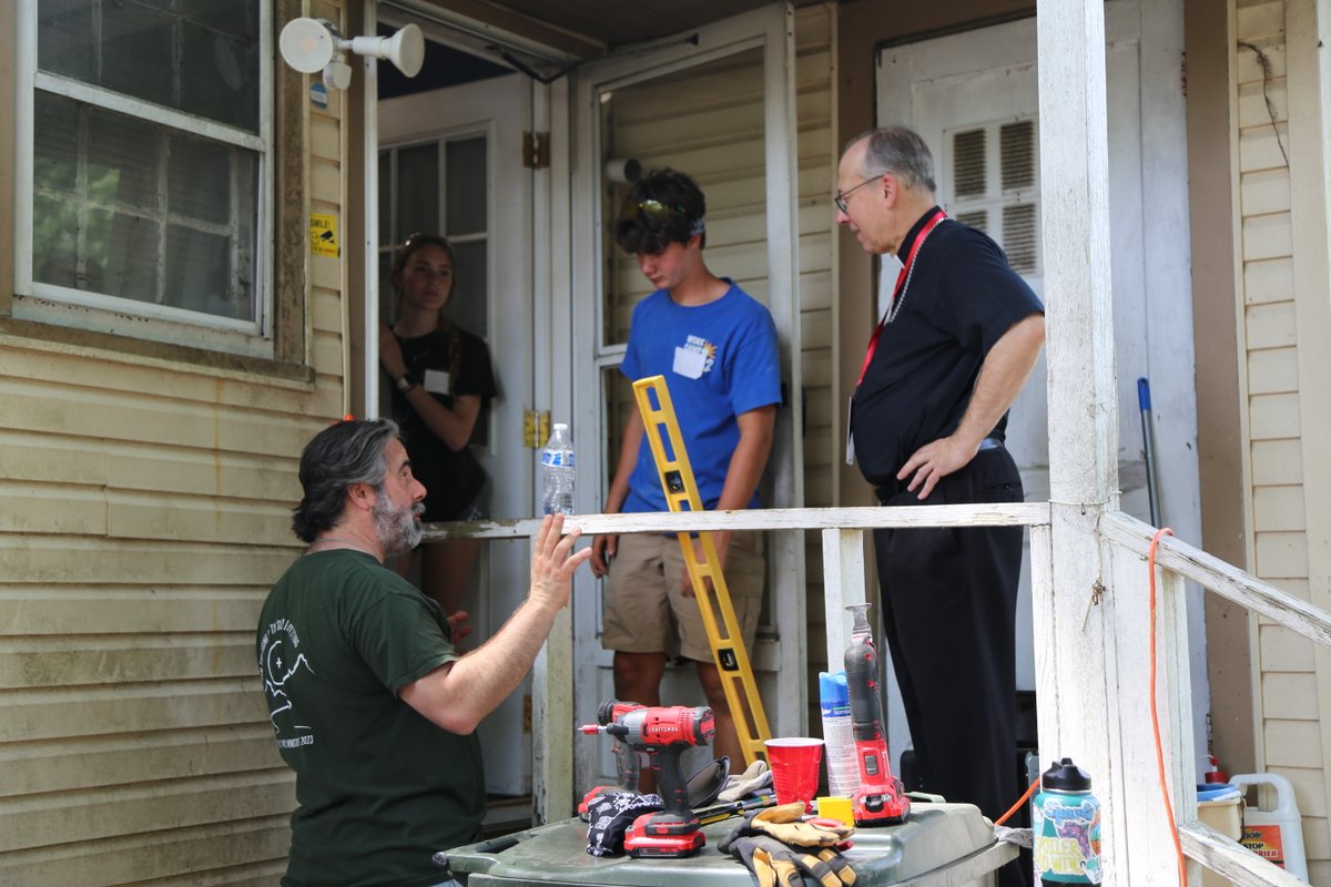 RichmondDiocese's tweet photo. Bishop Knestout spent time yesterday, June 25, with high school youth participating in Work Camp and visited several of the work sites in Hampton Roads.
Yesterday night work crews joined together for adoration and had the opportunity to go to confession. #CDRWorkCamp https://t.co/IBCI2cKSez