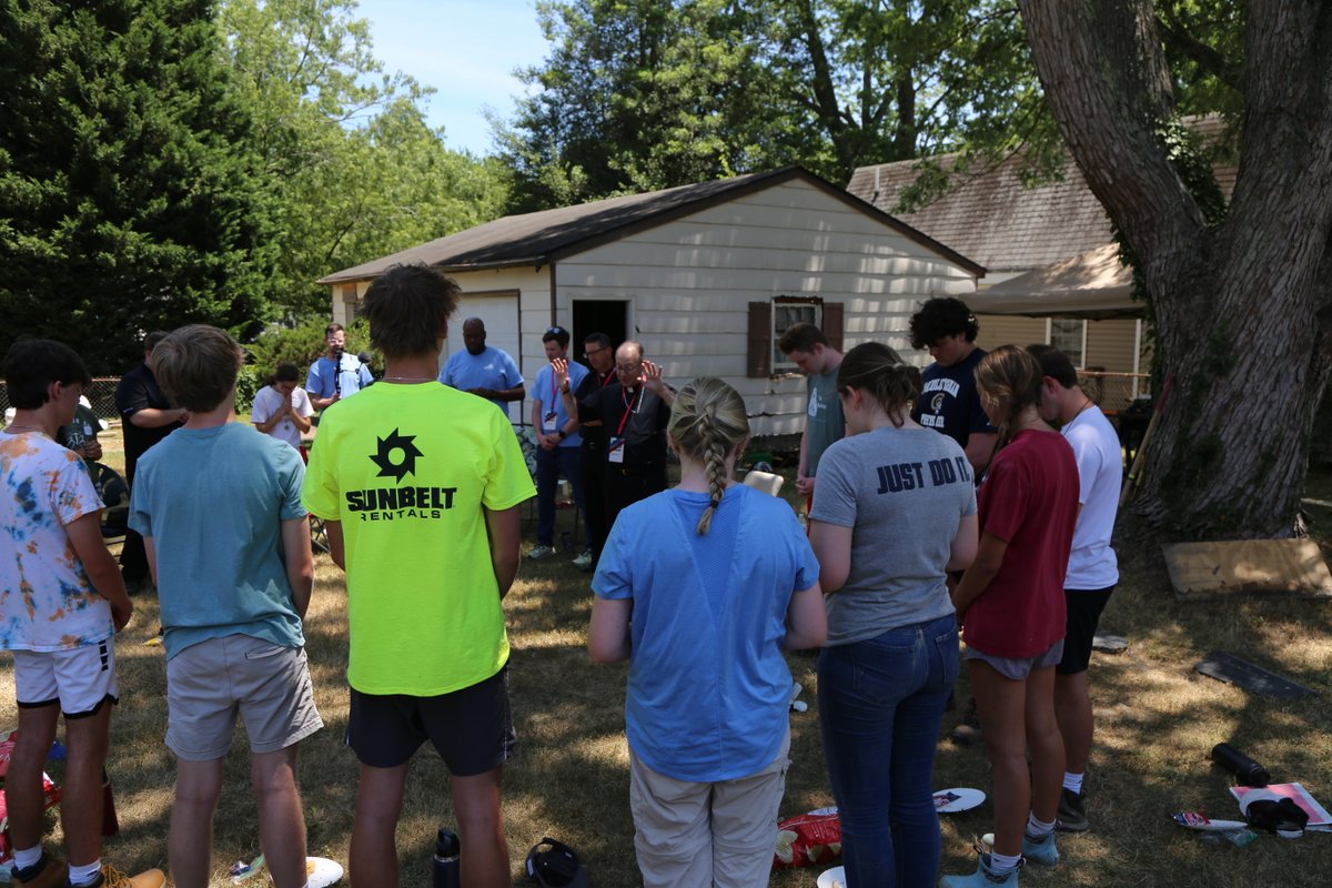 RichmondDiocese's tweet photo. Bishop Knestout spent time yesterday, June 25, with high school youth participating in Work Camp and visited several of the work sites in Hampton Roads.
Yesterday night work crews joined together for adoration and had the opportunity to go to confession. #CDRWorkCamp https://t.co/IBCI2cKSez
