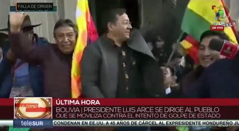 lubrio's tweet photo. El Presidente de Bolivia, Luis Arce, salió a saludar a miles de personas del pueblo boliviano que se han hecho presentes en la plaza Murillo, frente al Palacio Presidencial, luego de que las tanquetas y el personal militar se retiraran tras nombrarse un nuevo alto mando militar. Se considera que el golpe de Estado ha fracasado. Fuente: Telesur