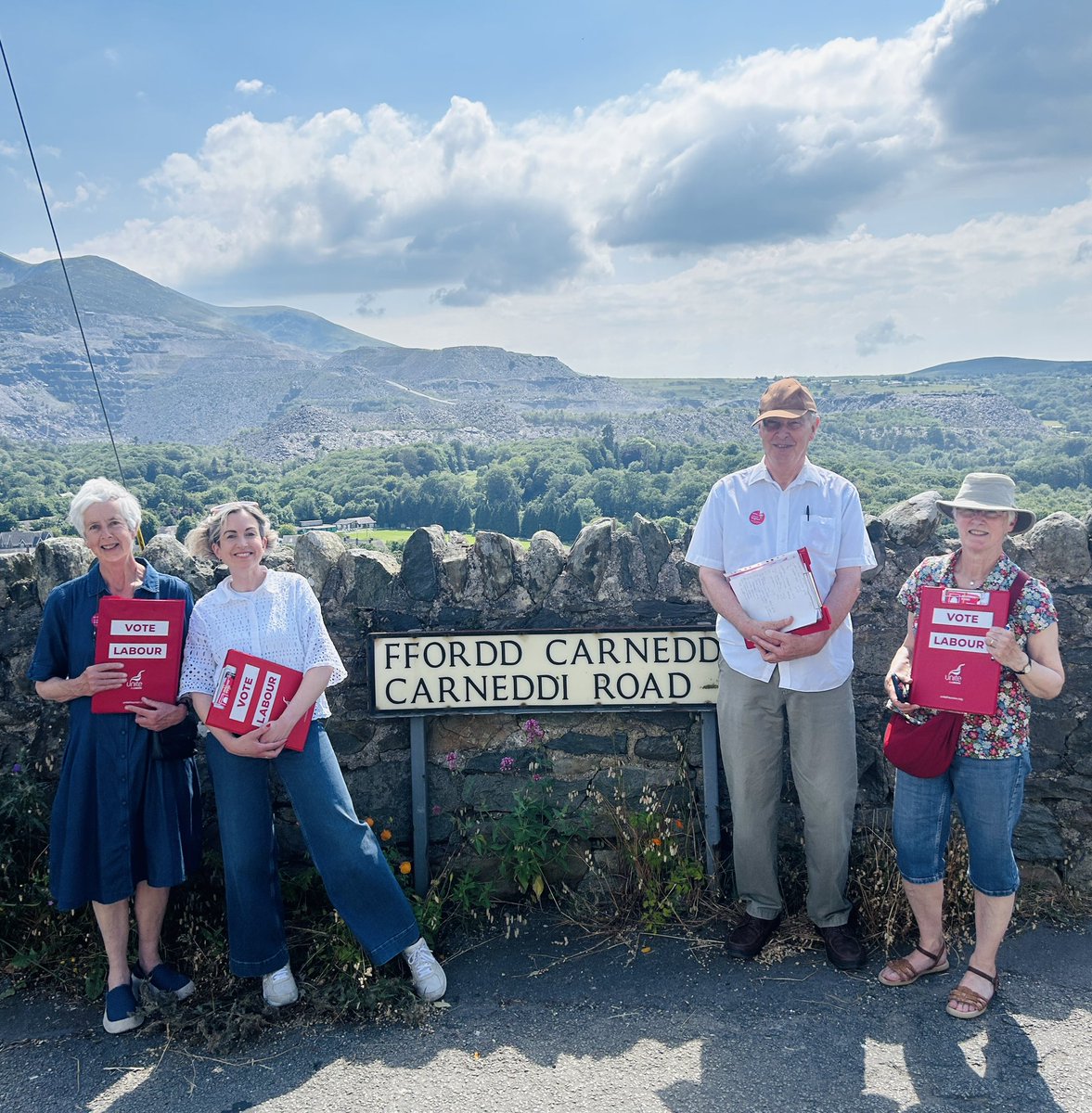clairehughesBA's tweet photo. Pesda yn yr haul a sesiwn wych ym Mangor wedyn. Mae newid ar ei ffordd…🌹 https://t.co/oH98ibV64p