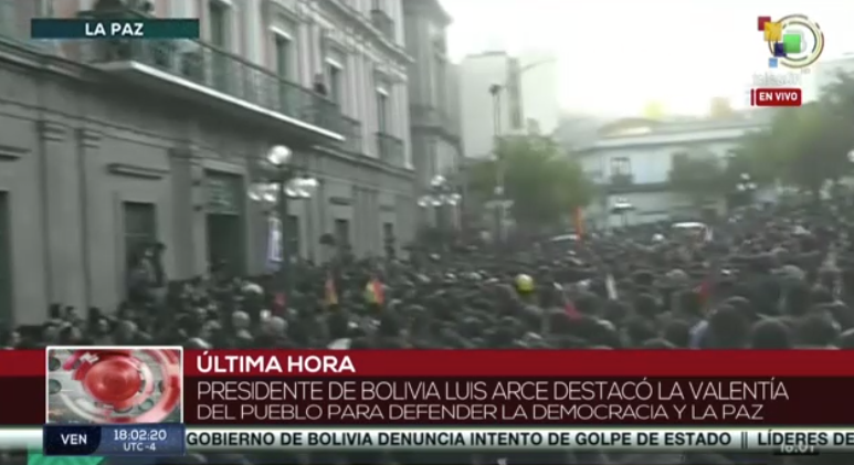 lubrio's tweet photo. El Presidente de Bolivia, Luis Arce, salió a saludar a miles de personas del pueblo boliviano que se han hecho presentes en la plaza Murillo, frente al Palacio Presidencial, luego de que las tanquetas y el personal militar se retiraran tras nombrarse un nuevo alto mando militar. Se considera que el golpe de Estado ha fracasado. Fuente: Telesur