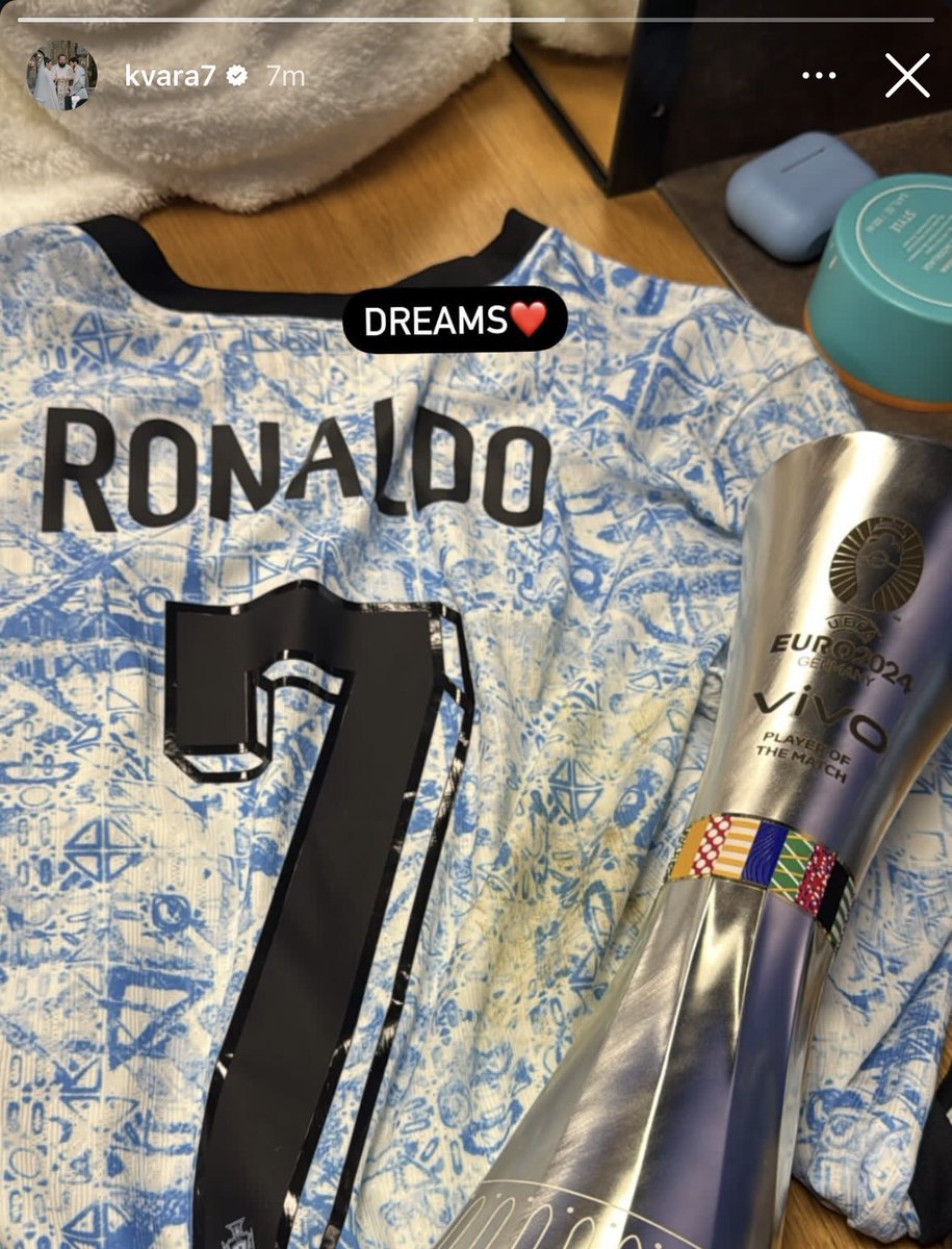 jnr_blinq's tweet photo. In 2013, Cristiano opened a football academy in Georgia, and one of the children who registered was Kvaratskhelia.

Today, they meet again, and Kvaratskhelia scored in the first minute vs Portugal. 

Kvaratskhelia also swapped shirts with Cristiano Ronaldo. A dream come true for him. 🇬🇪🙌🏿