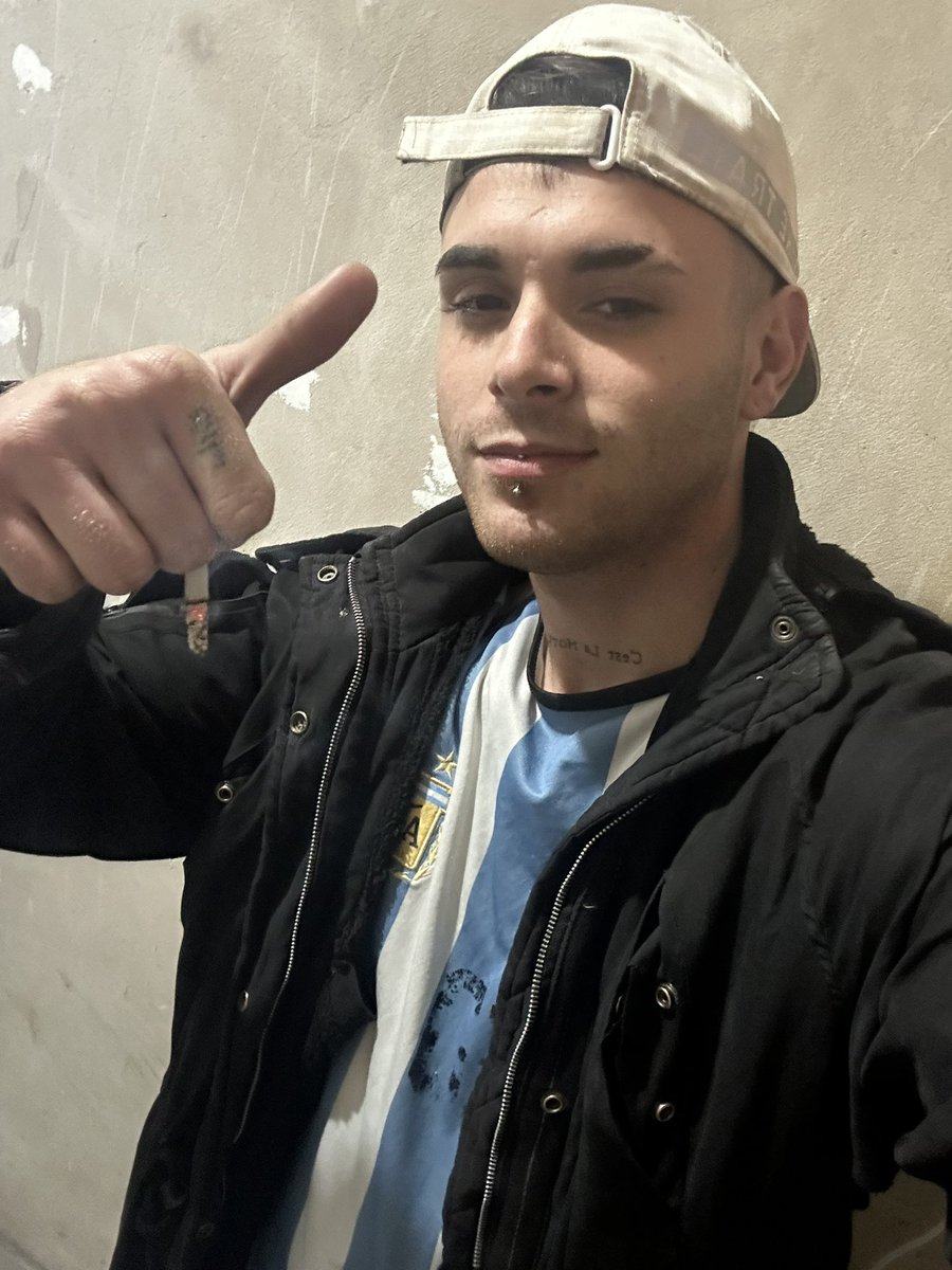 medi_pablo's tweet photo. ayer perdí el celu cuando iba a entrenar, cuando volví y me di cuenta, llamé y me atendió un tipazo que en menos de 10 min me lo trajo, no sin antes dejarme esta bruta selfie en la galeria, gracias gsus, aguante la buena gente https://t.co/FDinNciMg7