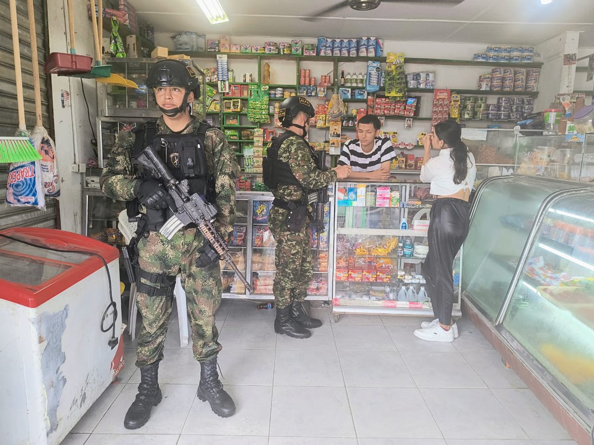 GaulaMagdalena2's tweet photo. #Gaula Militar Magdalena, realiza Campaña de Prevención Municipio Ciénaga  Departamento del Magdalena, difundiendo nuestra campaña, #YoNoPagoYoDenuncio y la linea gratuita nacional 147 https://t.co/O9EThm94h8