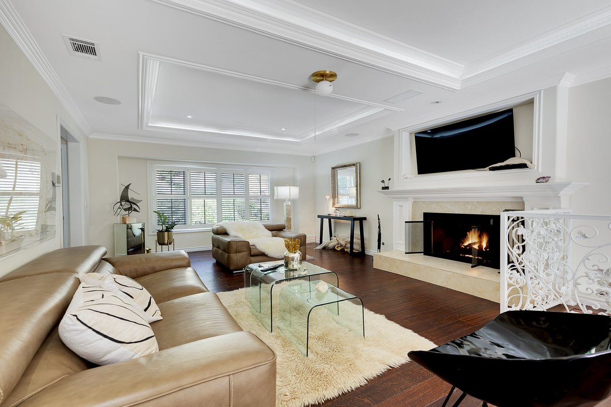 RogerPerryLA's tweet image. JUST REDUCED!! 

2354 Laurel Canyon Blvd

NOW $1,795,000! 

4 Bed • 3 Bath • 2,339 sqft • 7,018 sqft lot

Nestled between the Houdini Estate and the Barrymore Estate, is this fabulous, updated 4 bedrooms + 3 bath Two homes in one in the Hollywood Hills!