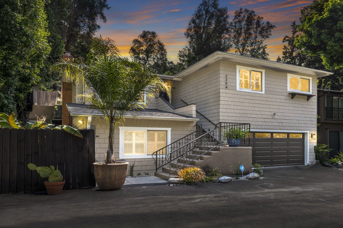RogerPerryLA's tweet image. JUST REDUCED!! 

2354 Laurel Canyon Blvd

NOW $1,795,000! 

4 Bed • 3 Bath • 2,339 sqft • 7,018 sqft lot

Nestled between the Houdini Estate and the Barrymore Estate, is this fabulous, updated 4 bedrooms + 3 bath Two homes in one in the Hollywood Hills!
