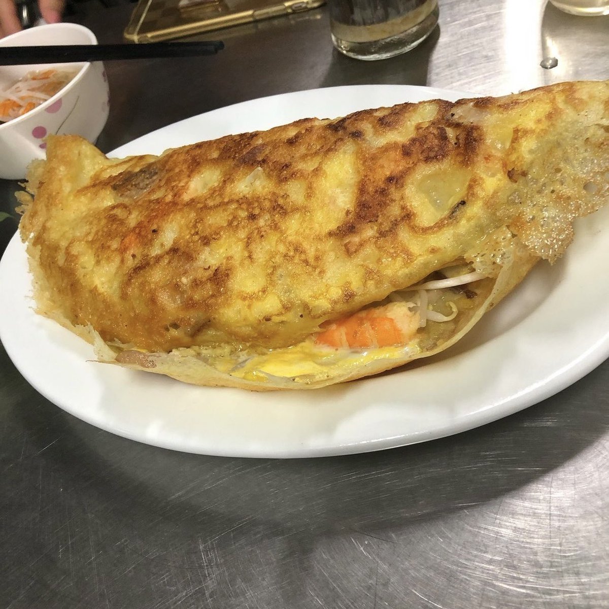 _aska_22's tweet photo. 到着日の夜、お昼のブンチャーでお腹いっぱいであまり入らなそうだけど��なんとなくニャハンゴンへ

軽いもの軽いものって考えてバインセオを頼んだけど、なんかあんまりバインセオじゃなかった😂

美味しかったバインセオたちを後ろに乗せちゃう！1番はダントツで2枚目のダナンのバインセオ！ https://t.co/W3NiIuQ6Zf