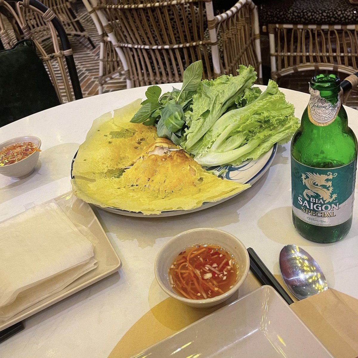 _aska_22's tweet photo. 到着日の夜、お昼のブンチャーでお腹いっぱいであまり入らなそうだけど��なんとなくニャハンゴンへ

軽いもの軽いものって考えてバインセオを頼んだけど、なんかあんまりバインセオじゃなかった😂

美味しかったバインセオたちを後ろに乗せちゃう！1番はダントツで2枚目のダナンのバインセオ！ https://t.co/W3NiIuQ6Zf