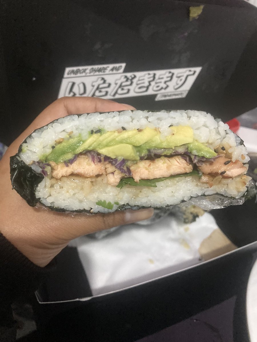Marvic_1107's tweet photo. Me he animando a probar platos asiáticos  últimamente y en esta ocasión, probamos 
uno nuevo: Onigirazu🍙

Si deseas saber qué tal me pareció, entra acá ⬇️

https://t.co/crmzgTlsFQ https://t.co/4khcrpUjJ3