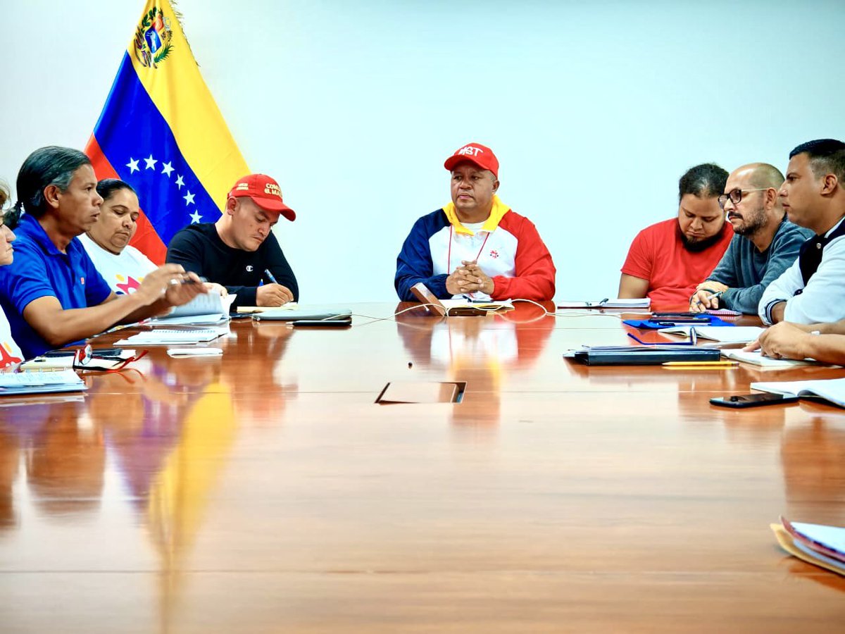 AngelPComuna's tweet photo. 🚩En desarrollo: Nos encontramos reunidos con Comuneros y Comuneras, de Circuitos Económicos Comunales, instalando la Mesa Nacional de Economía Comunal, con el objetivo de fortalecer los procesos productivos en cada territorio. Las Comunas tenemos capacidad de responder al llamado de nuestro presidente @NicolasMaduro de aportar a la economía de nuestro país. Necesitamos fortalecer todas esas experiencias comunales exitosas, darlas a conocer y avanzar en la industrialización de procesos en nuestras comunas. 

#ComunaONada
@NicolasMaduro @delcyrodriguezv