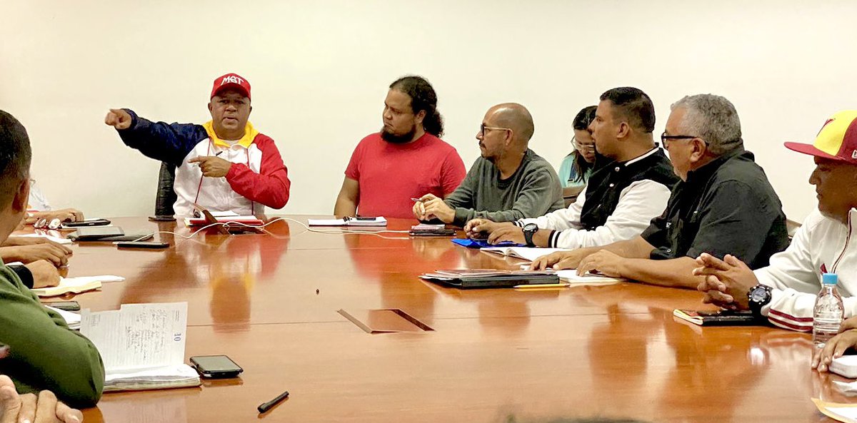 🚩En desarrollo: Nos encontramos reunidos con Comuneros y Comuneras, de Circuitos Económicos Comunales, instalando la Mesa Nacional de Economía Comunal, con el objetivo de fortalecer los procesos productivos en cada territorio. Las Comunas tenemos capacidad de responder al