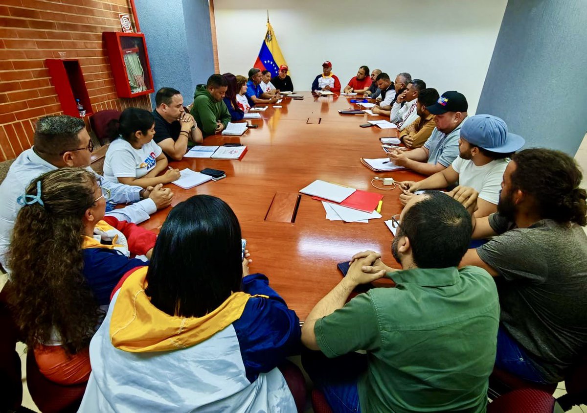 AngelPComuna's tweet photo. 🚩En desarrollo: Nos encontramos reunidos con Comuneros y Comuneras, de Circuitos Económicos Comunales, instalando la Mesa Nacional de Economía Comunal, con el objetivo de fortalecer los procesos productivos en cada territorio. Las Comunas tenemos capacidad de responder al llamado de nuestro presidente @NicolasMaduro de aportar a la economía de nuestro país. Necesitamos fortalecer todas esas experiencias comunales exitosas, darlas a conocer y avanzar en la industrialización de procesos en nuestras comunas. 

#ComunaONada
@NicolasMaduro @delcyrodriguezv