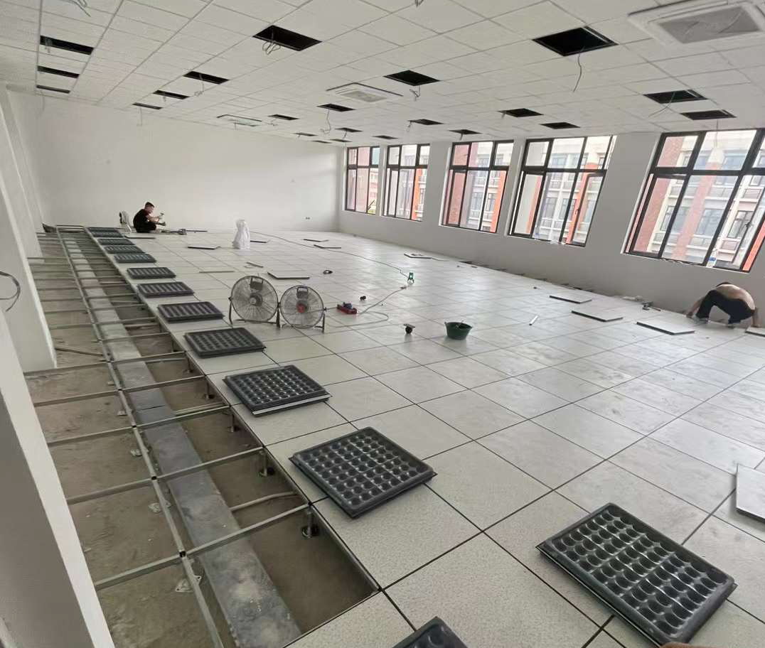 collenhancn's tweet photo. Before starting construction at each raised floor project site, it is essential to survey the site in advance. To minimize wastage rage during the installation of the access floor, selecting the starting point of installation is crucial. https://t.co/KAV6NucIuz