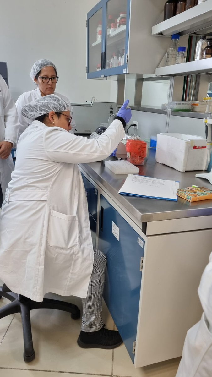 SocMexPro's tweet photo. Curso "Proteómica Basada en Espectrometría de Masas". Revisamos fundamentos de MS, "database search" y proteómica cuantitativa; en la parte práctica terminamos el proceso de digestión de muestras en gel y fueron inyectadas en el equipo Synapt G2-Si de @WatersCorp
 @cinvestav https://t.co/5KNFU74OfD