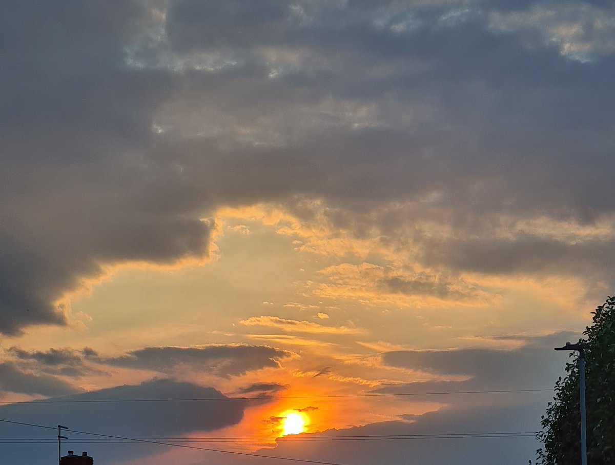 HappySowing's tweet photo. A stunning coloured sunset this evening https://t.co/ejGlnHwGbJ