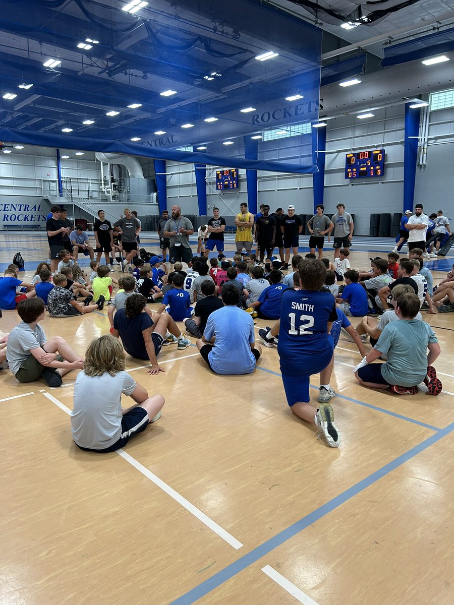 cyflrockets's tweet photo. 🚀Day 3 of CHS Rockets Youth 🏈Camp.  1v1 drills and 2 hand touch games.
@CHSFootball100 @Central301 https://t.co/2BgXK0iedh