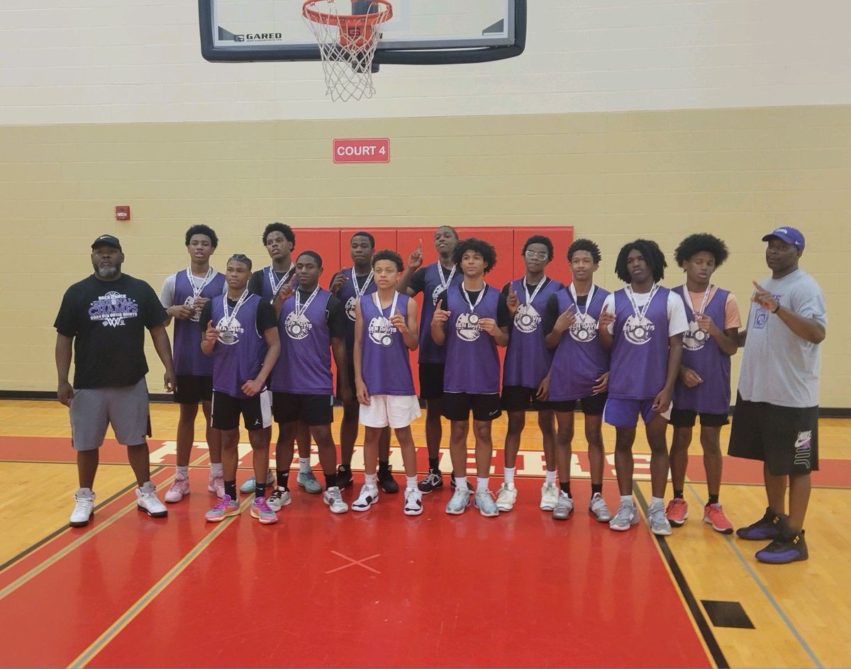MoLeye_2028's tweet photo. freshman summer league champs @BenDavisBasket1 https://t.co/FBZoVsyp04