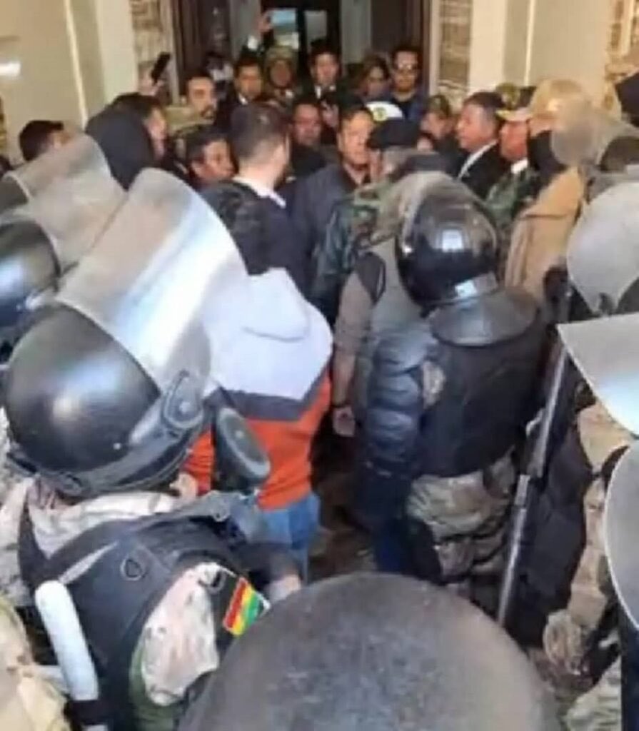 DEVUELVAN LAS ENTRADAS
 
La tarde de este 26 de junio de 2024, los bolivianos vivimos un increíble show político, armado por los irresponsables, incapaces y corruptos, que están de inquilinos en la mal llamada Casa Grande del Pueblo. Utilizaron a un general insano, para “tomar”