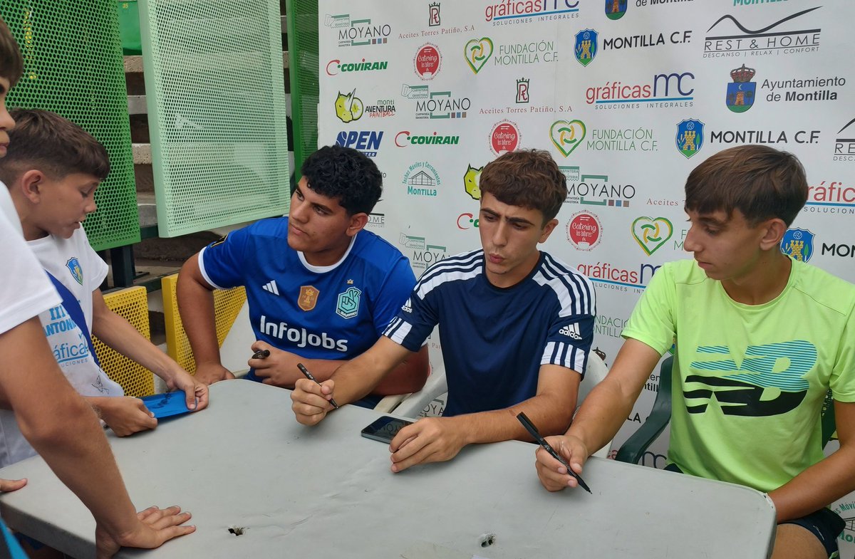 🎉 ¡Finalizado el tercer día de Campus con diversión máxima! 🎉

Hoy los chic@s han disfrutado de paintball, karts, la visita de nuestros jugadores <a href="/f_molero31/">Fernando Molero</a> y <a href="/SotoO_10/">Manuel Soto</a> y hemos podido divertirnos con los amigos de los <a href="/Los_colgaoX/">Los colgaos</a> ⚽✨🥅

#Montilla #Futbol #Campus #MontillaCF