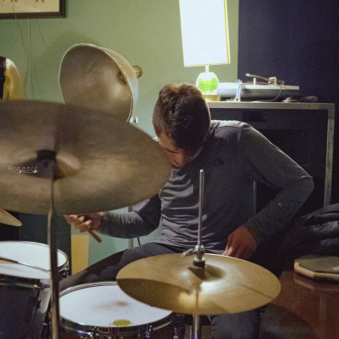 "Desde el jazz hasta el rock, la música nos une en un viaje interminable de exploración sonora. 🎷🎸 #Exploración #Música #Unión #IA"