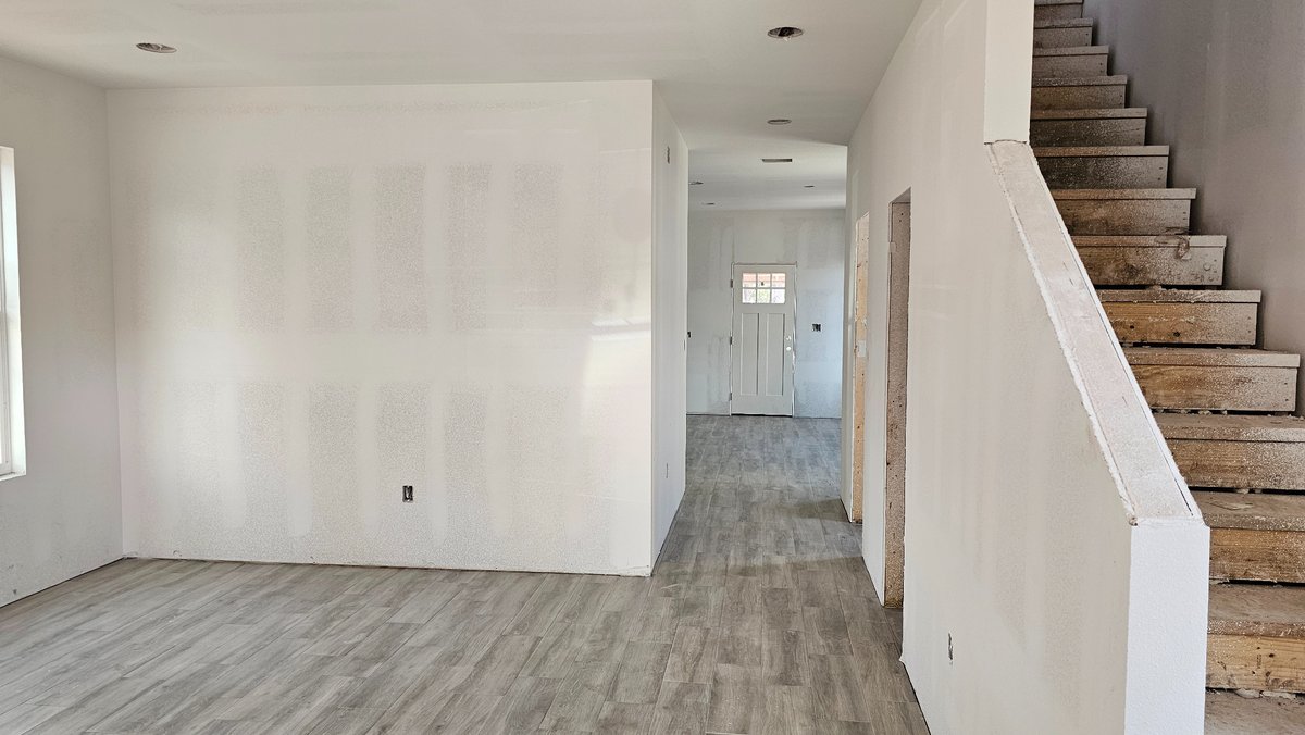 FiveMileConstr1's tweet image. Homebuilder Tip: Understanding your budget is key to building your dream home without financial stress. Account for land, construction, contingencies, and long-term costs. Work with your builder to make smart choices that fit your budget. #homebuildertips #budgeting