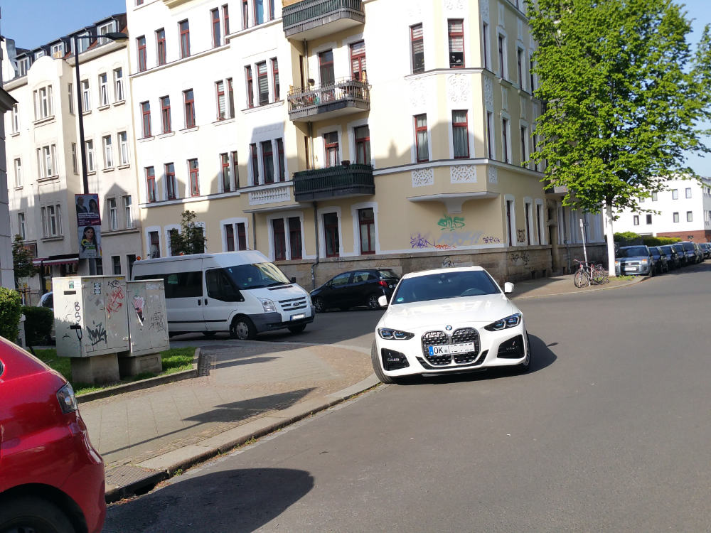 stadtleben_HAL's tweet photo. Eisenacher Straße, #Gohlis, @StadtLeipzig
Weiße Poserkarre scheiße geparkt – welche Überraschung.
#Parkloch
#AndiEckeparkt https://t.co/Q5WTqyQwPK