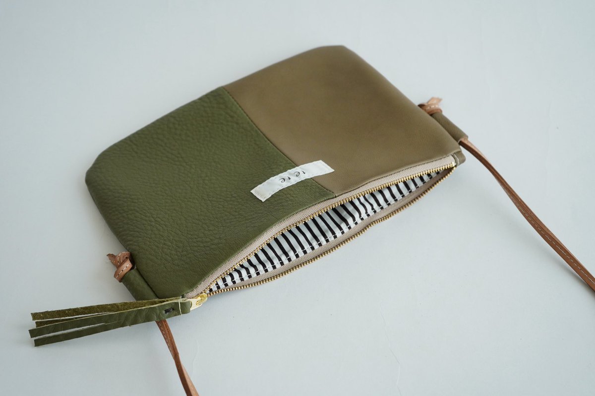 tete_bag's tweet photo. 革を継いでサコッシュを作りました✨
がま口財布同様端切れの革を使用して　たサスティナブルプロダクト🪡ほぼ一点もの

本日のお昼まで12:59オンライン先行販売しています。https://t.co/Caz8pIGoJ5 https://t.co/sb8FpAmqrv