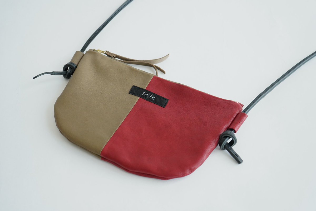 tete_bag's tweet photo. 革を継いでサコッシュを作りました✨
がま口財布同様端切れの革を使用して　たサスティナブルプロダクト🪡ほぼ一点もの

本日のお昼まで12:59オンライン先行販売しています。https://t.co/Caz8pIGoJ5 https://t.co/sb8FpAmqrv