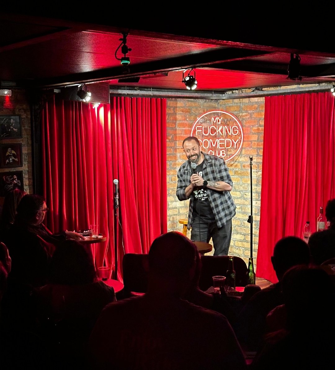 Mais uma curta temporada ABARROTADA no <a href="/myfuckingcomedy/">MyFuckingComedyClub</a>... brigadão a casa, galera do corre e a plateia insana que marcou presença! #golpeBAIXO