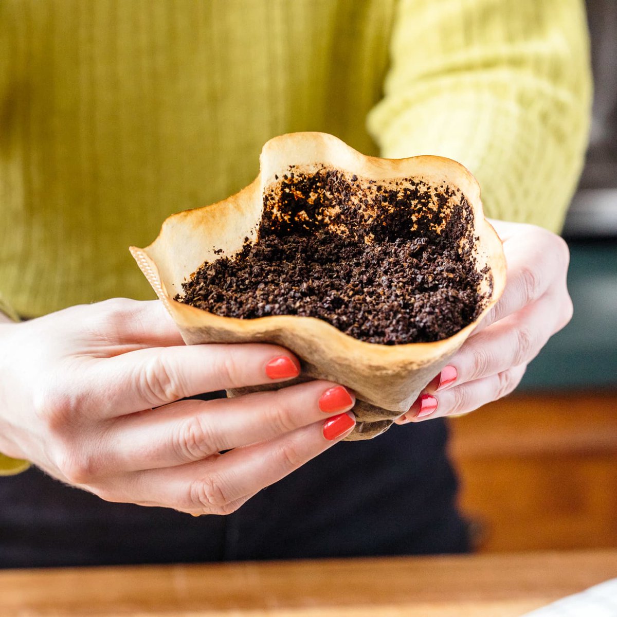 BlossomHacks's tweet photo. There's more than one way to use your morning brew! ☕ Coffee grounds can be mixed with dish soap and boiling water to unclog drains. #blossom #hackfridays https://t.co/cgHeII76Nk