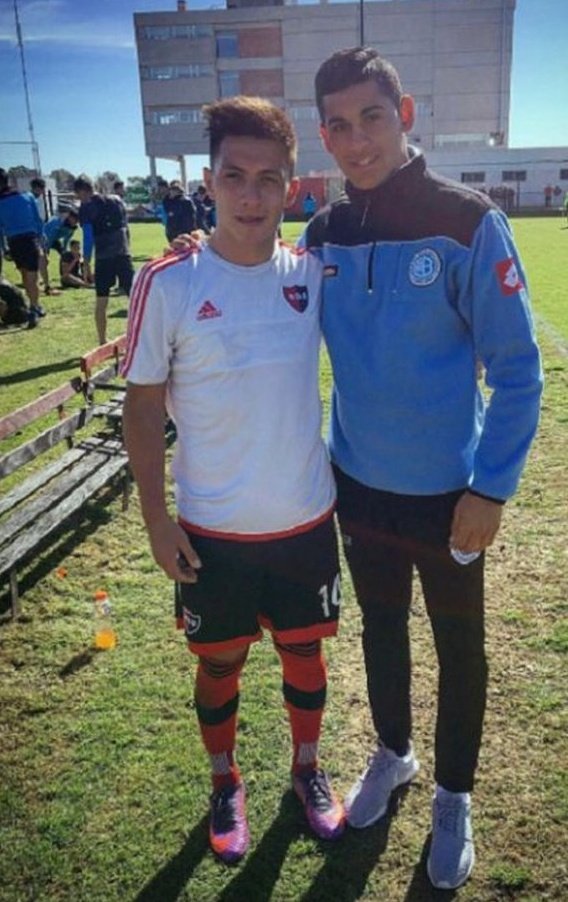 lo que ve un delantero antes de ser cagado a sopapos