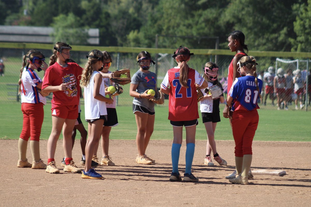_VHSSoftball's tweet photo. That’s a wrap! Thank you to all of the parents that allowed their kids to participate. The campers had a great time and learned skills that will help them continue to grow in softball! 💙❤️🥎 #warhawksoftballcamp2024 https://t.co/jqYnwfNxkE