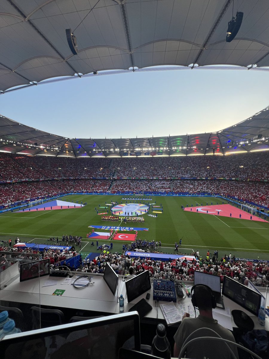 sofie_munch's tweet image. Kæmpe drama, kæmpe kaos og kæmpe oplevelse! Tyrkiet tog med den vildeste kulisse i Hamborg sejren over Tjekkiets hårdtkæmpende 10 mænd. 

Min største opgave til dato, og wow siger jeg bare. Ekkoet af tyrkiske jubelbrøl runger stadig 🎙️⚽️🤩