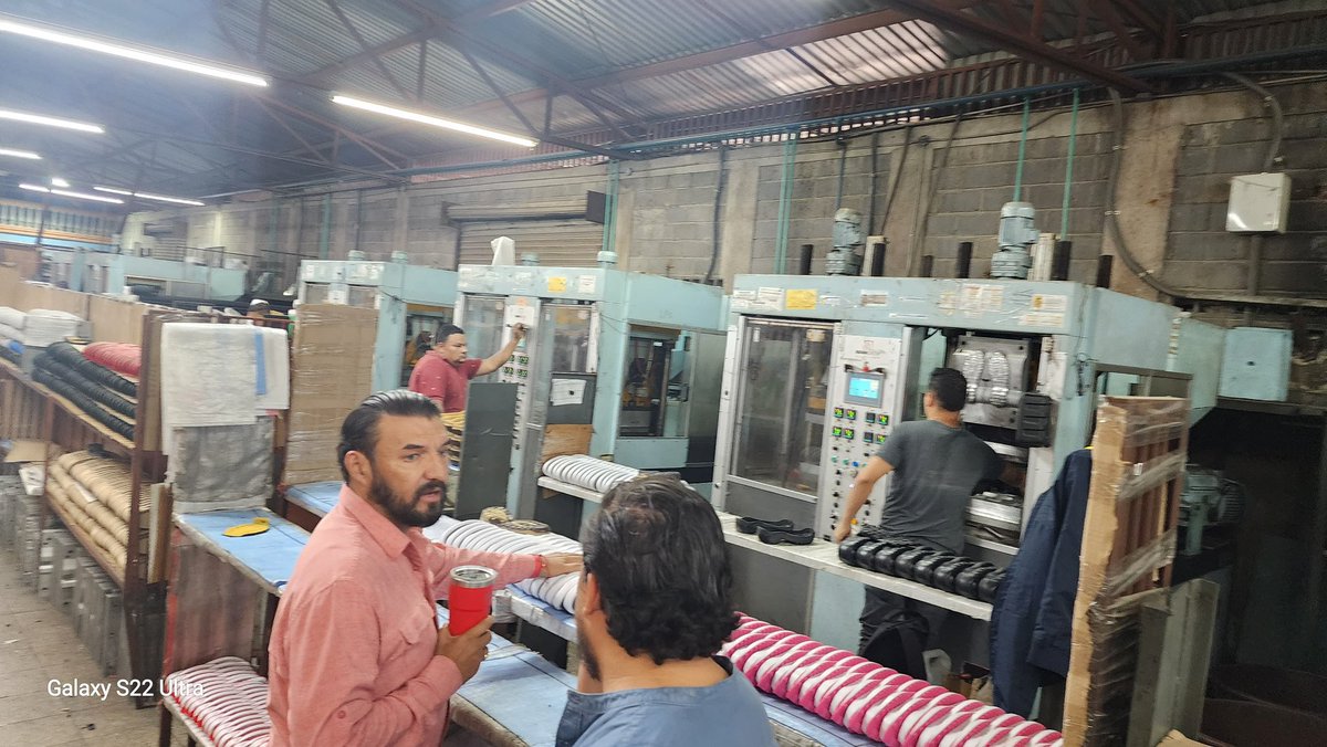 raseltome's tweet photo. Visita a la fábrica DITECALZA, quienes me mostraron el trabajo de los operadores elaboración de zuelas , y su optimismo ante el proyecto que presentamos de manera conjunta con @Lredondo Ley de Fomento a la industria del calzado, al reiniciar las labores en el @Congreso_HND estamos seguros que la comisión a que fue turnada va hacer la socialización de este importante decreto, con el que estamos generando empleos y fortaleciendo a los productores de calzado .