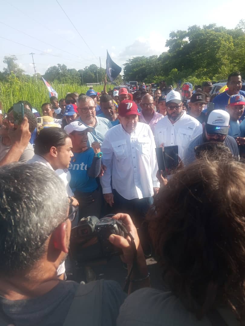 andresbelloAD's tweet photo. #26Junio Con furor Barloventeño así recibimos a nuestro candidato @EdmundoGU  en Paparo, a pesar de los obstáculos, ADlante compañeros 👍🇻🇪 #VamosAGanarConEdmundo
@ADemocratica @ADMirandaCES @ADOrganizacion_ https://t.co/CNPVmIwPoQ
