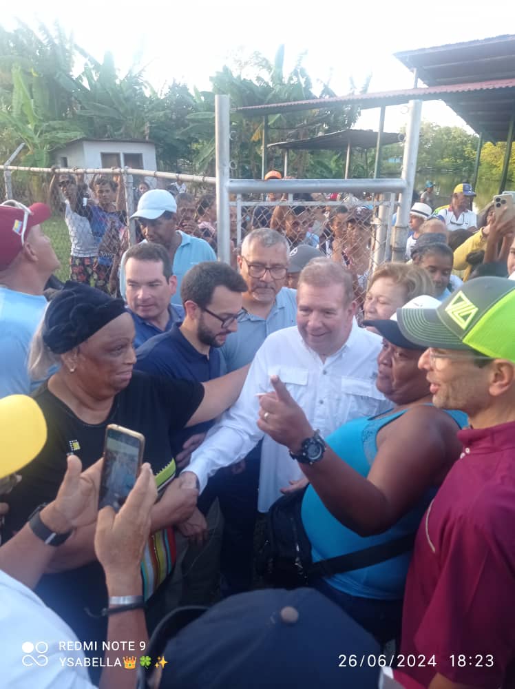 andresbelloAD's tweet photo. #26Junio Con furor Barloventeño así recibimos a nuestro candidato @EdmundoGU  en Paparo, a pesar de los obstáculos, ADlante compañeros 👍🇻🇪 #VamosAGanarConEdmundo
@ADemocratica @ADMirandaCES @ADOrganizacion_ https://t.co/CNPVmIwPoQ