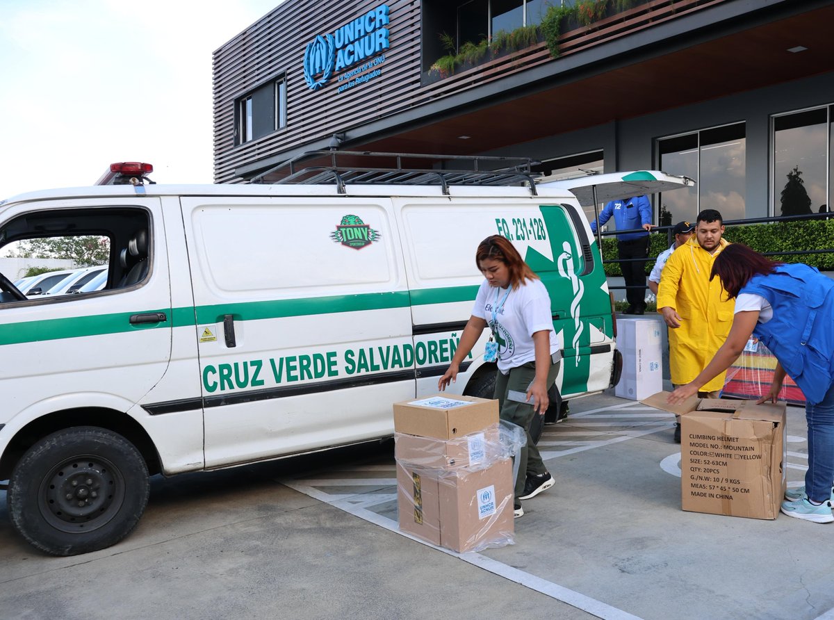 ACNURElSalvador's tweet photo. Estamos comprometidos con el fortalecimiento de la respuesta humanitaria local y agradecemos a Cruz Verde de #Soyapango por su incansable labor en la protección y apoyo a las personas #ForzadasAHuir. https://t.co/EN3teJQ4YZ