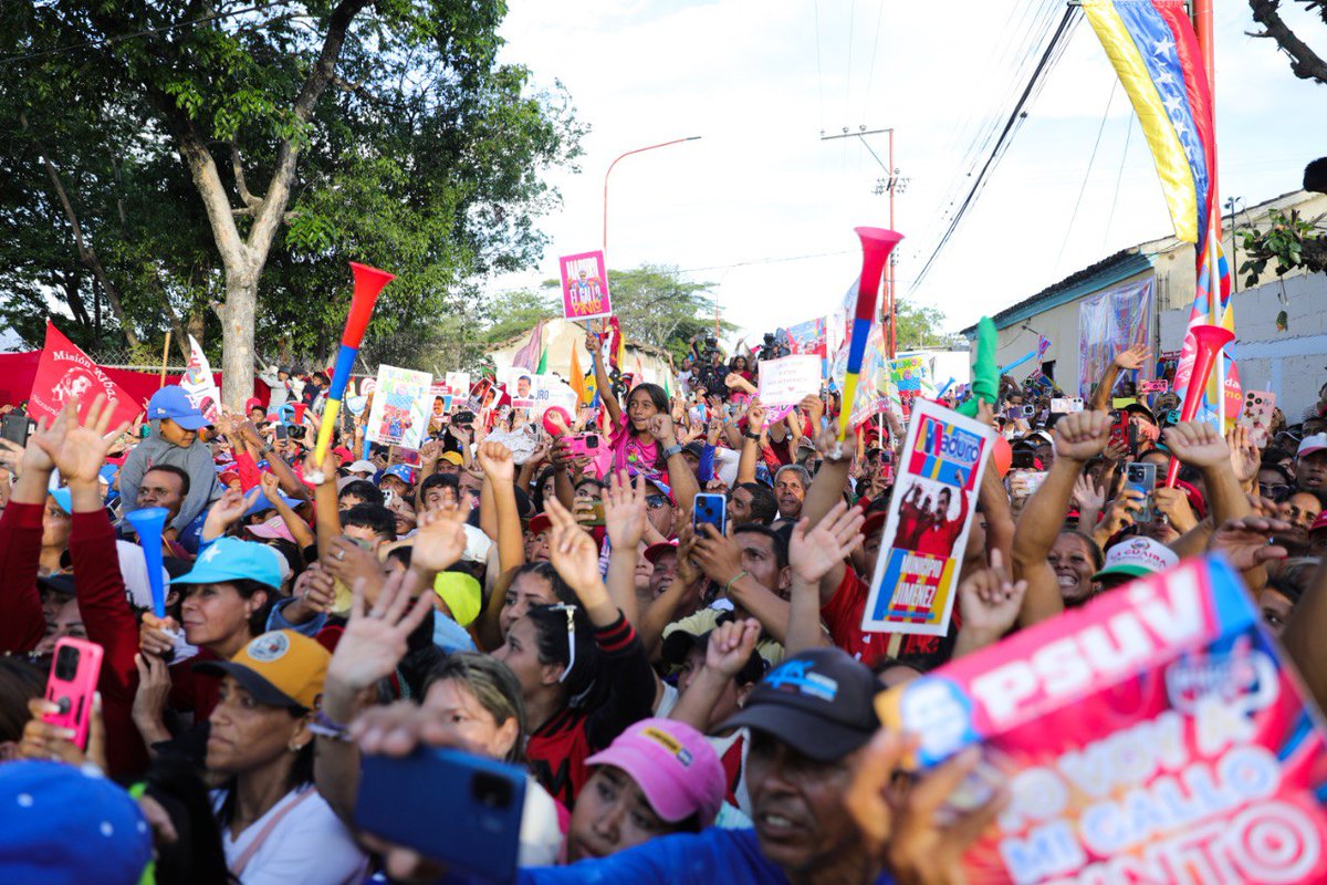Prensa Presidencial (@presidencialven) on Twitter photo #LoDijo 📰| A los apellidos y al imperialismo dijo el presidente <a href="/NicolasMaduro/">Nicolás Maduro</a>: "Con Venezuela no se metan (…) prepárense porque este pueblo no se dejará robar su derecho al futuro, su derecho a la paz y en Venezuela habrá paz, antes, durante y después del 28 de julio".
Tras #LoDijo 📰| A los apellidos y al imperialismo dijo el presidente <a href="/NicolasMaduro/">Nicolás Maduro</a>: "Con Venezuela no se metan (…) prepárense porque este pueblo no se dejará robar su derecho al futuro, su derecho a la paz y en Venezuela habrá paz, antes, durante y después del 28 de julio".
Tras
